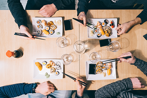 Ystävykset nauttivat sushista Ravintola Jukussa
