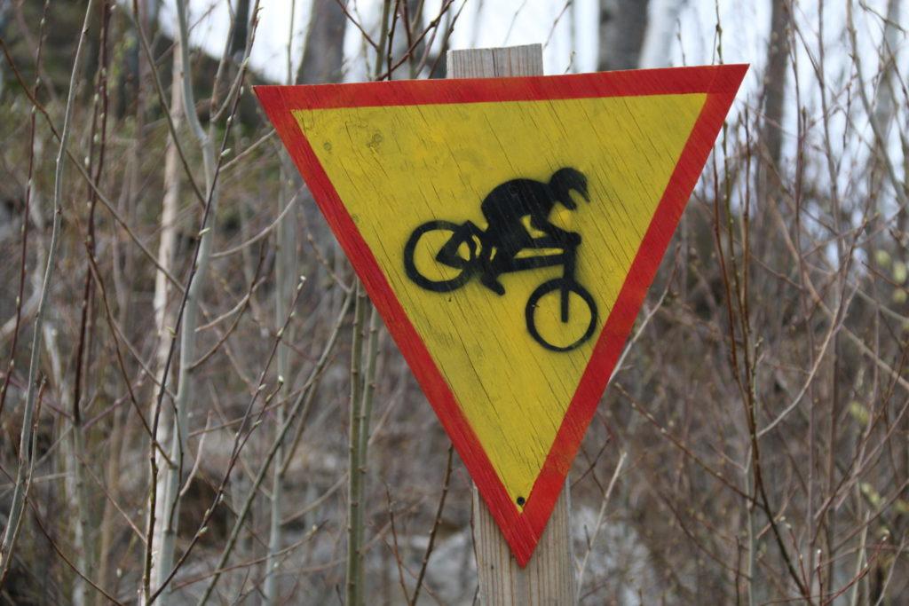 Alamäkipyöräilystä varoittava merkki