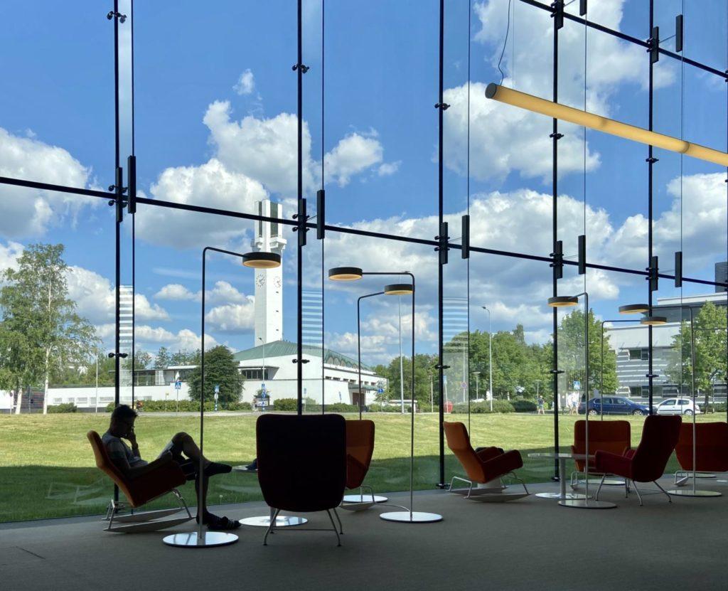 Aalto-kirjasto kuvattuna Apila-kirjaston valtavasta lasiikkunasta.