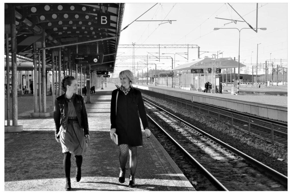 Kaksi naista kävelee Seinäjoen rautatieaseman laiturilla.