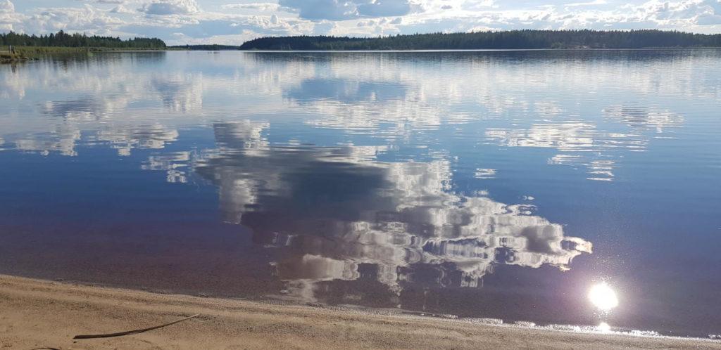 Tyyni Kyrkösjärvi peilaa pilvistä taivasta.