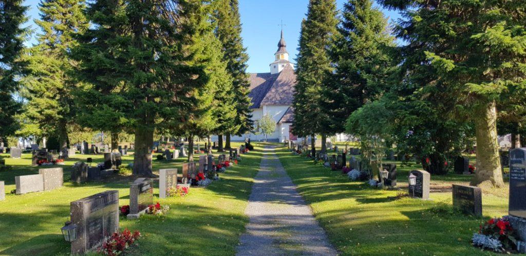 Nurmon kirkko ja hautausmaa. Tie johdattaa kirkolle hautakivien ohitse
