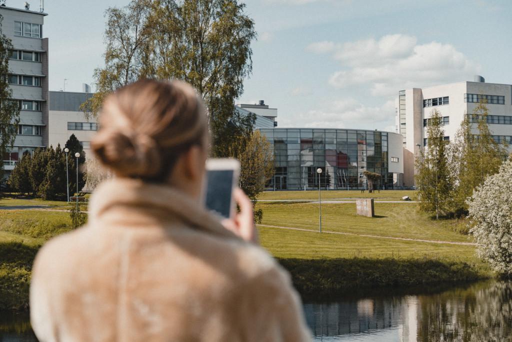 Nainen kuvaamassa Framia kampusrannalta