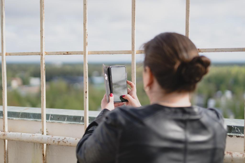 Nainen ottaa kuvan Seinäjoen keskustasta Lakeuden Ristin huipulta.