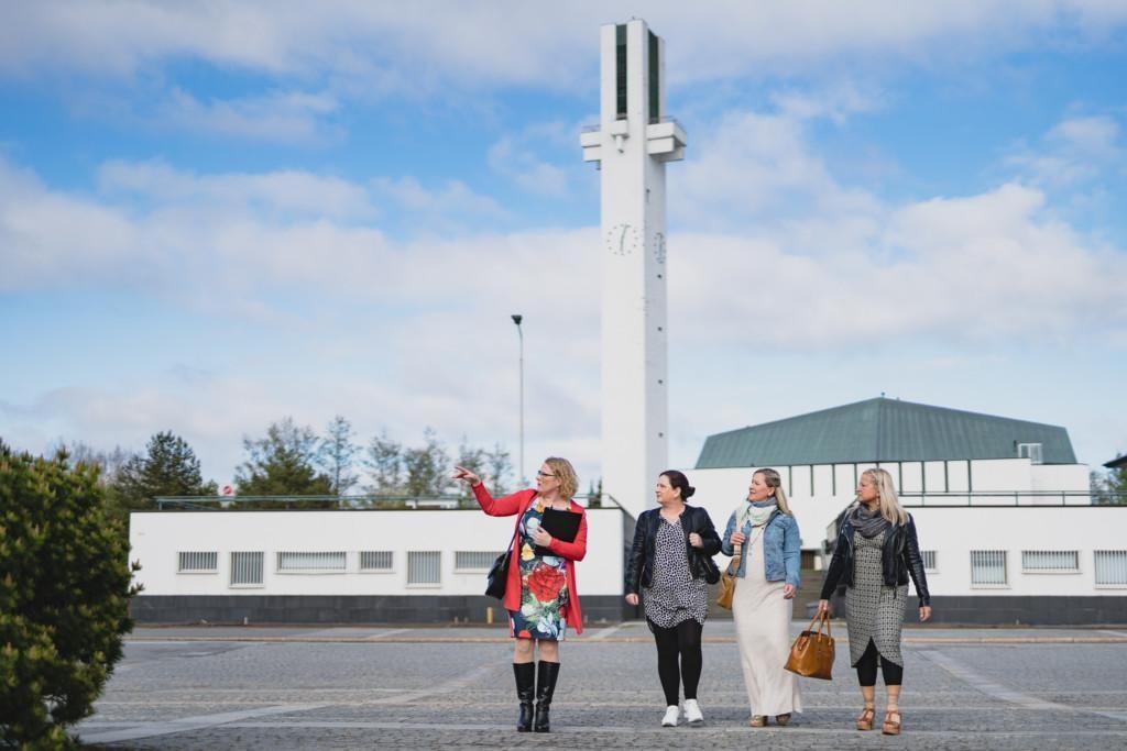 Naiset kävelemässä Seinäjoen Aalto-keskukselle.