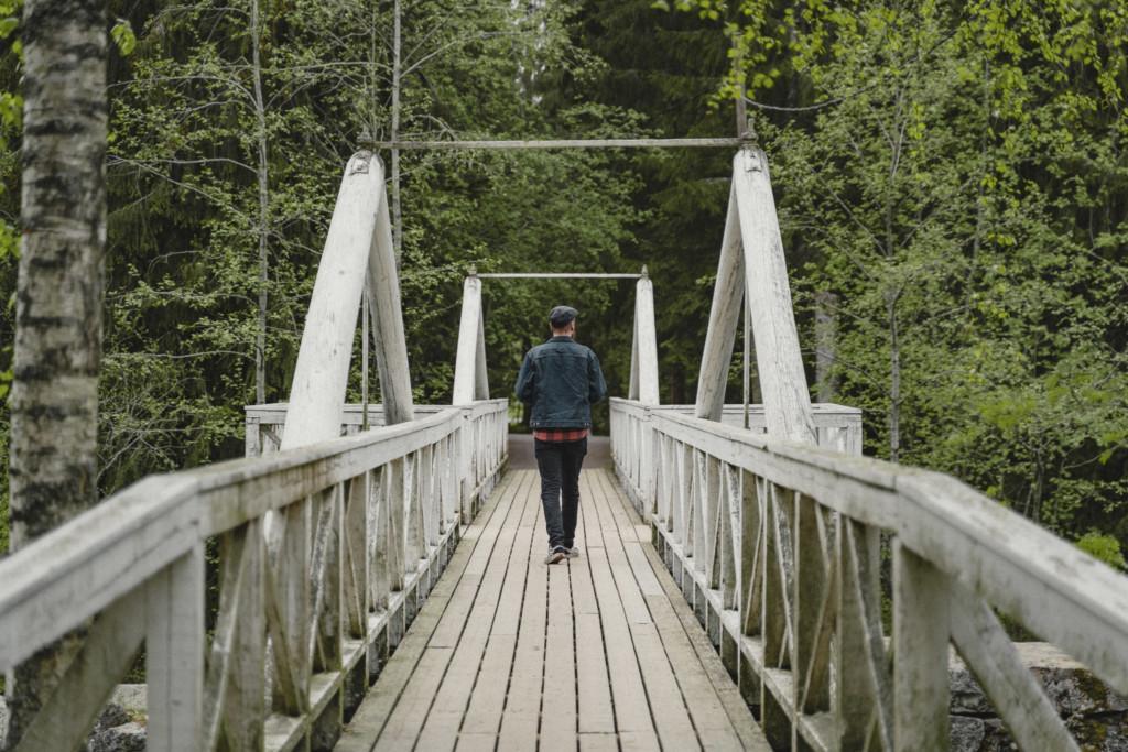 Mies kävelee Törnävän sillan yli