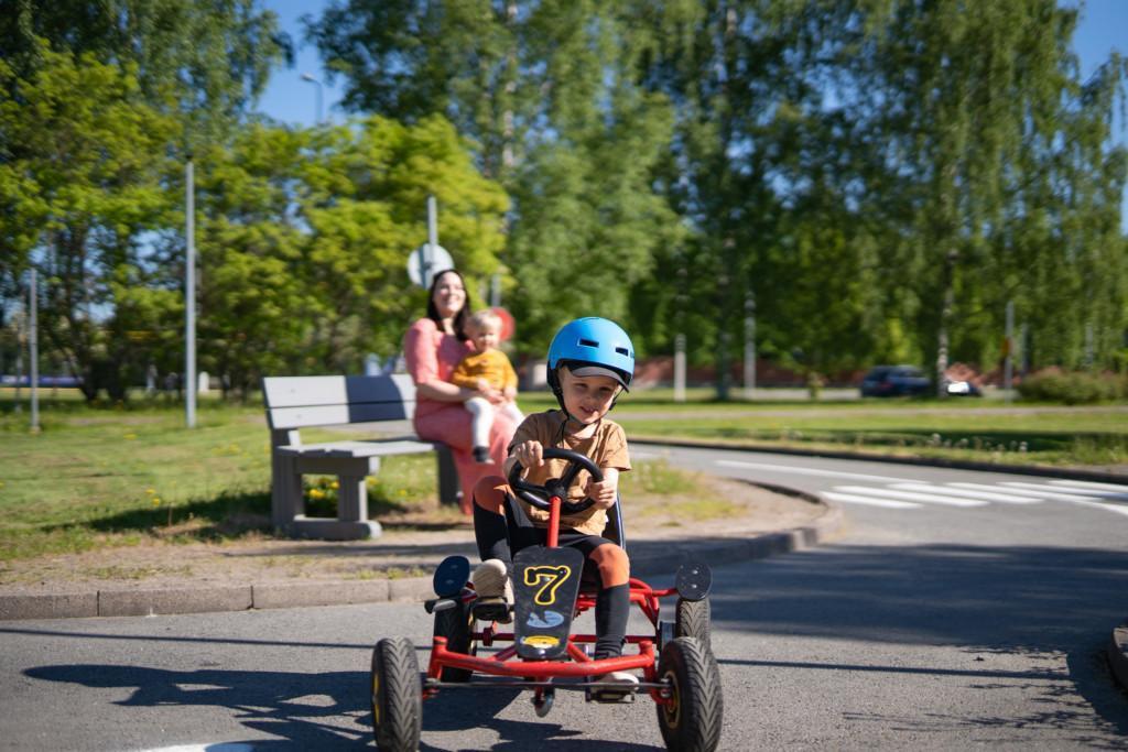Lapsi ajamassa polkuautolla Liikenne ja fiilispuistossa.