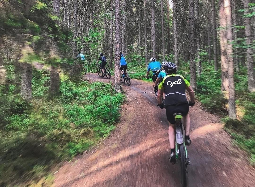 Pyöräilijät luontopolulla Seinäjoen Kyrkösjärven metsissä.