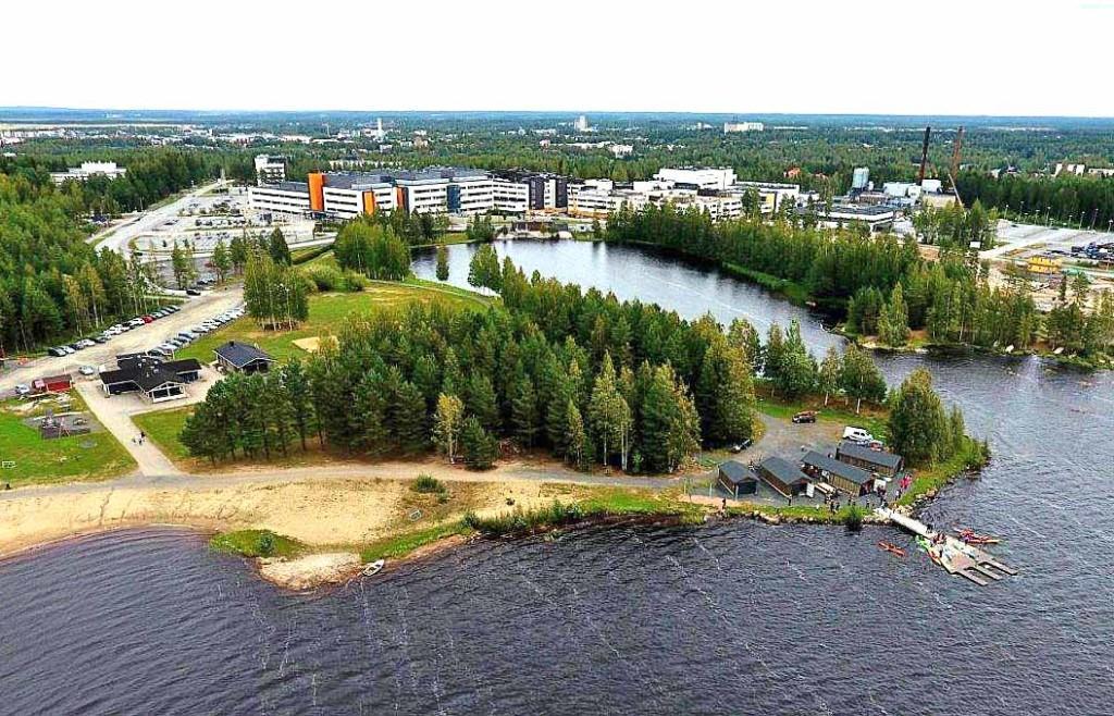 Kyrkösjärvi vuonna 2018. Uimaranta, huoltotalo ja luontotalo Käpälikkö näkyvät kuvan vasemmassa reunassa. Melontakeskus on oikeanpuoleisella niemellä ja sairaala lahden takana.