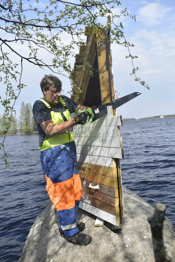 Seinäjoen historian ensimmäinen kummeli viimeisteltiin Salakkasaaren kivelle keväällä 2021.