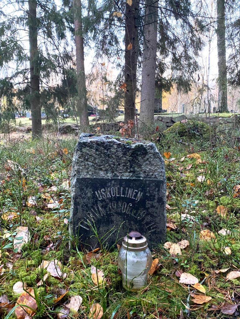 Hovioikeudenneuvos Konstantin Törnuddin Turva-koiran haudalle tuodaan usein kynttilöitä menetettyjen lemmikkien muistoksi.