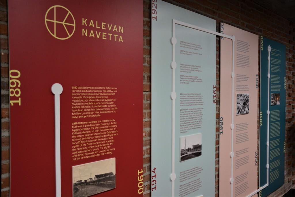 Kalevan Navetan aulassa voi tutustua rakennuksen historiaan seinälle ripustetun aikajanan siivittämänä