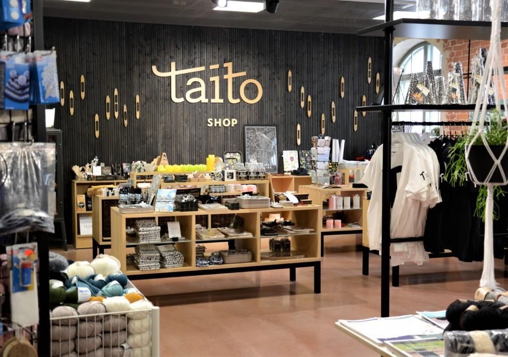 Taito-Shop Etelä-Pohjanmaan myymälä on täynnä kädentaidon tuotteita ja taidonnäytteitä