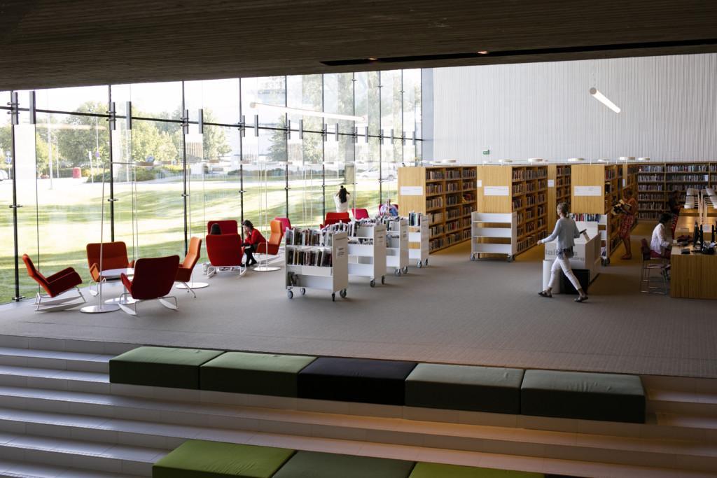 Aalto-kirjaston oleskelutilat ja portaat luovat mukavat puitteet lukemiselle.