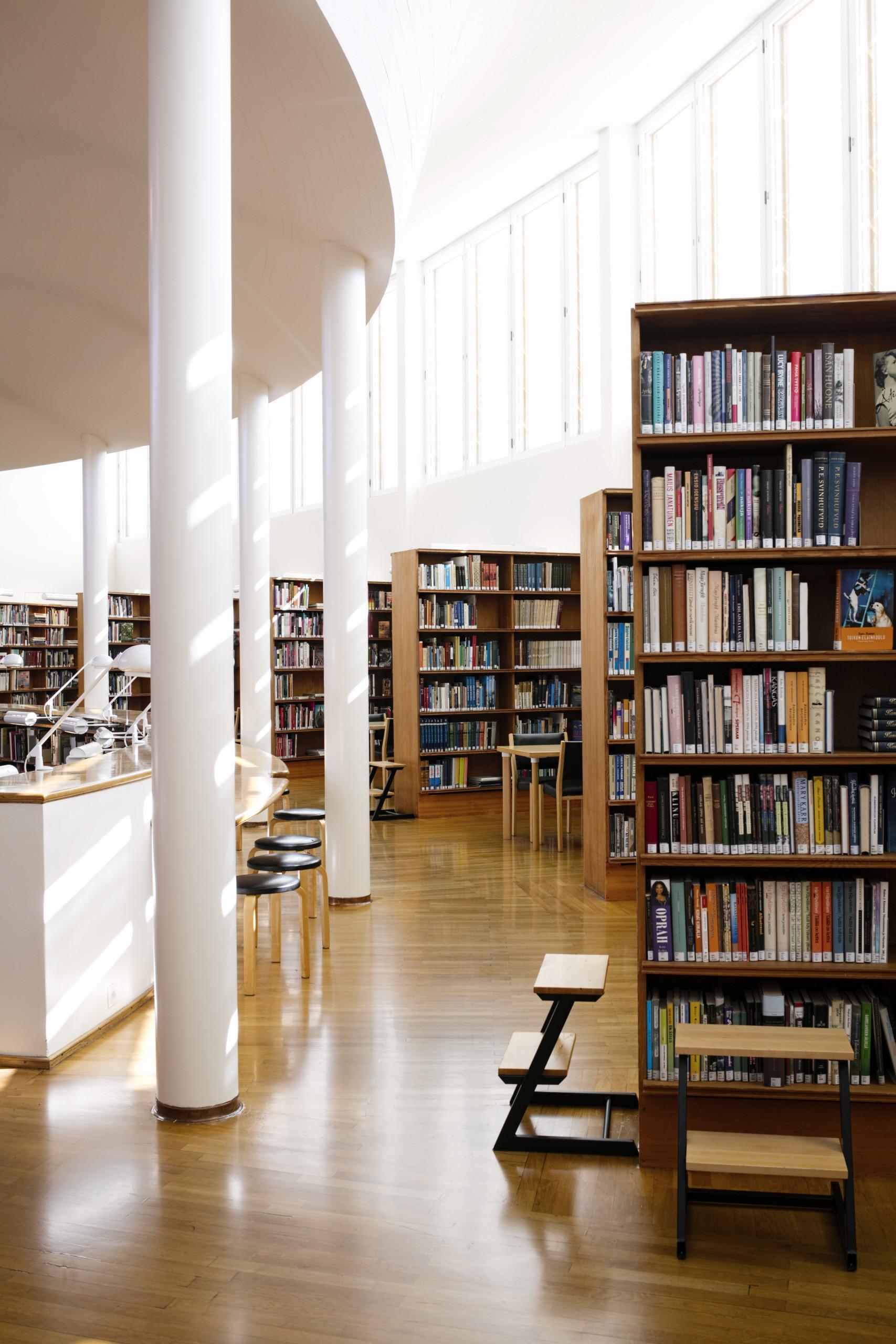 Aalto-kirjaston kirjahyllyt kaarevalla käytävällä