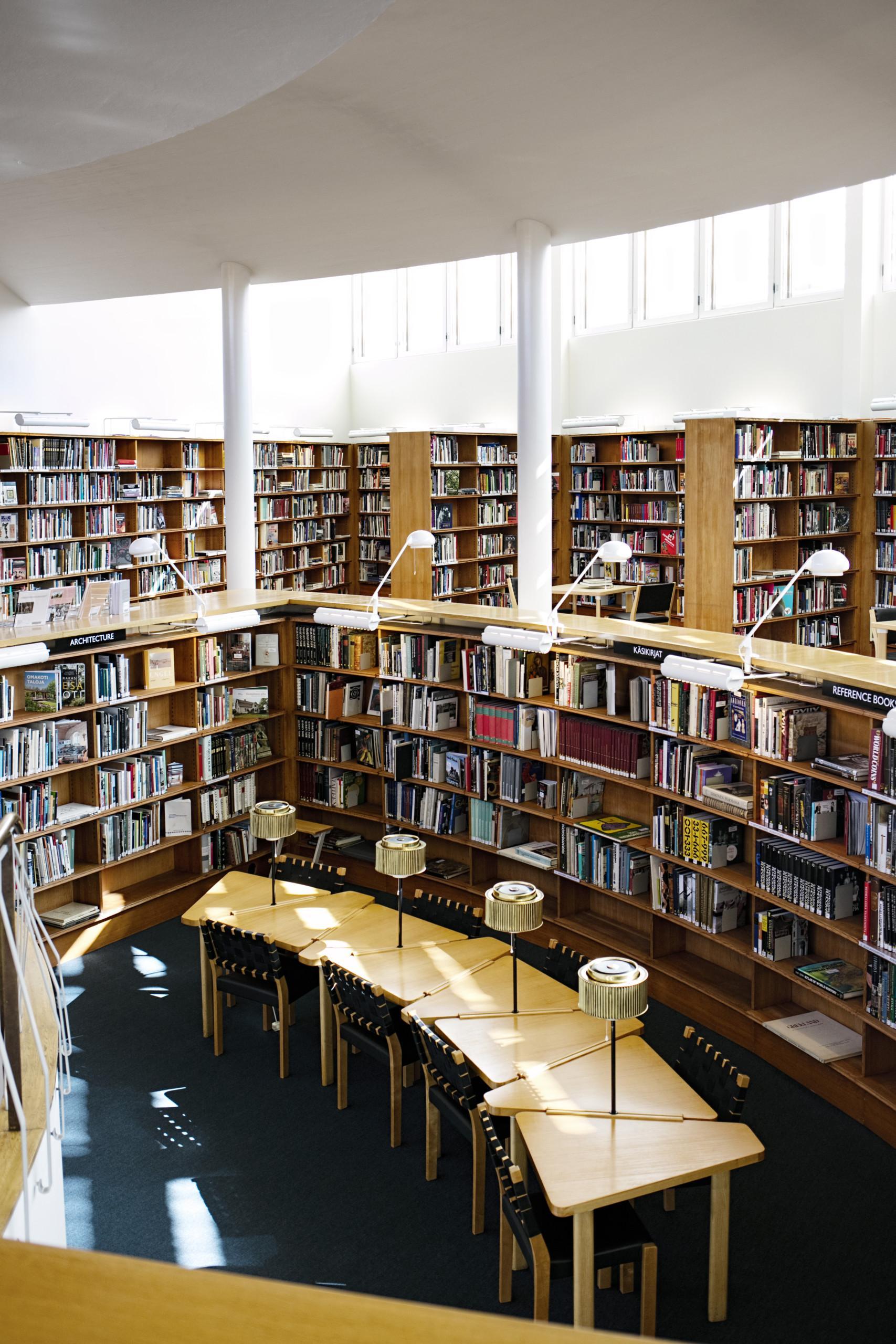 Aalto-kirjasto on kahdessa tasossa, joista toinen taso sijaitsee syvennyksessä.
