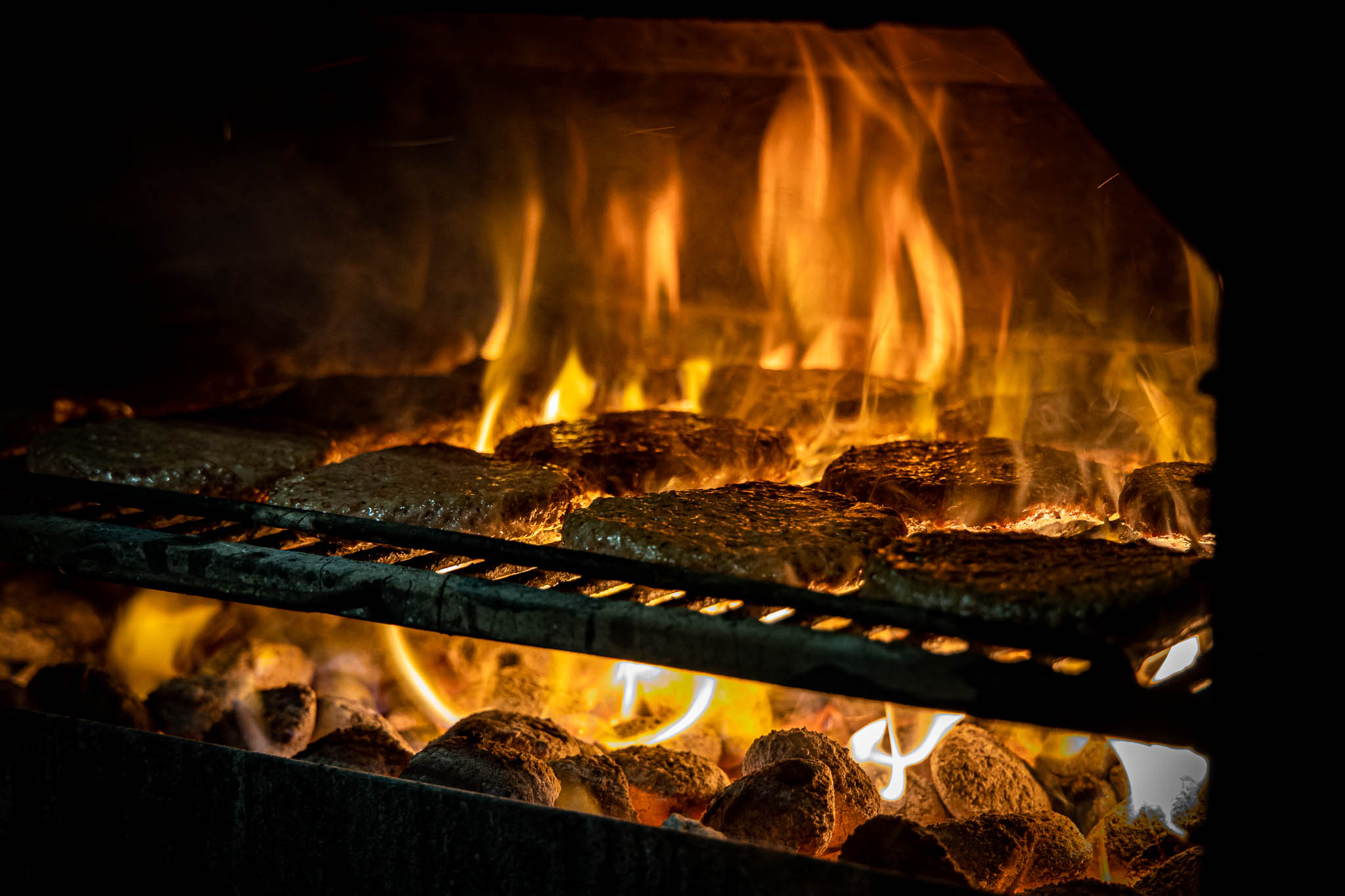 Hampurilaispihvit grillataan avotulella ravintola Holy Smokessa.