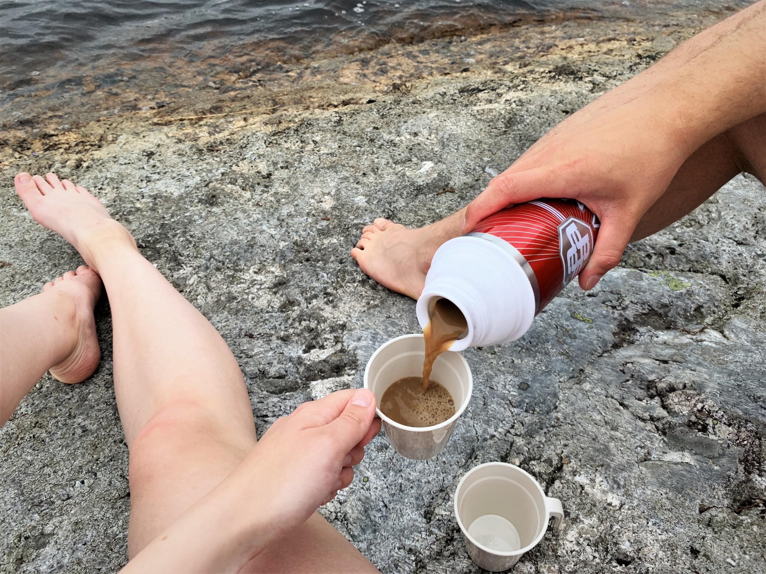 Kahvihetki saaren kivityksellä