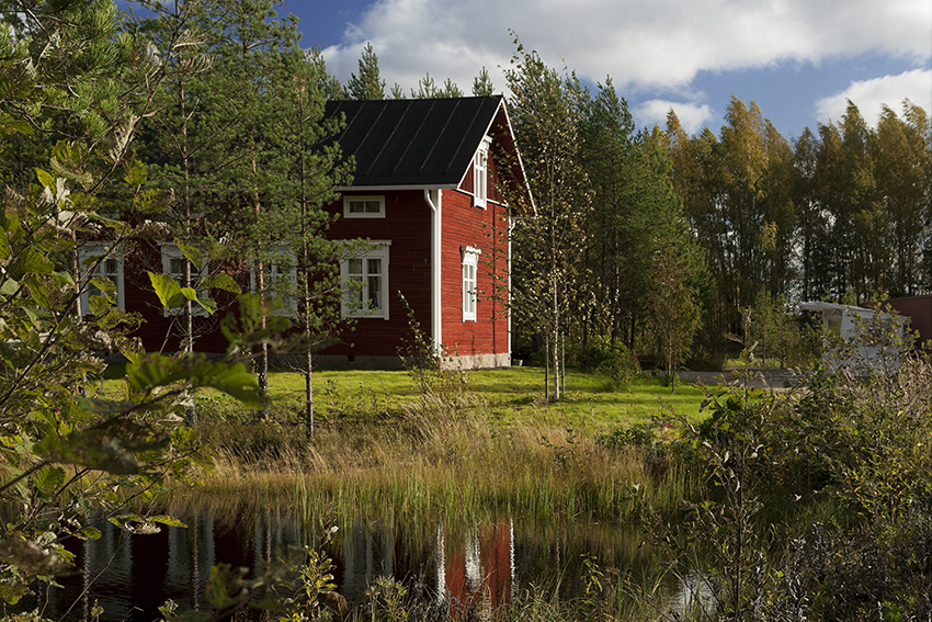 Hakalan talo sijaitsee veden äärellä Peräseinäjoen Kalajärvellä.