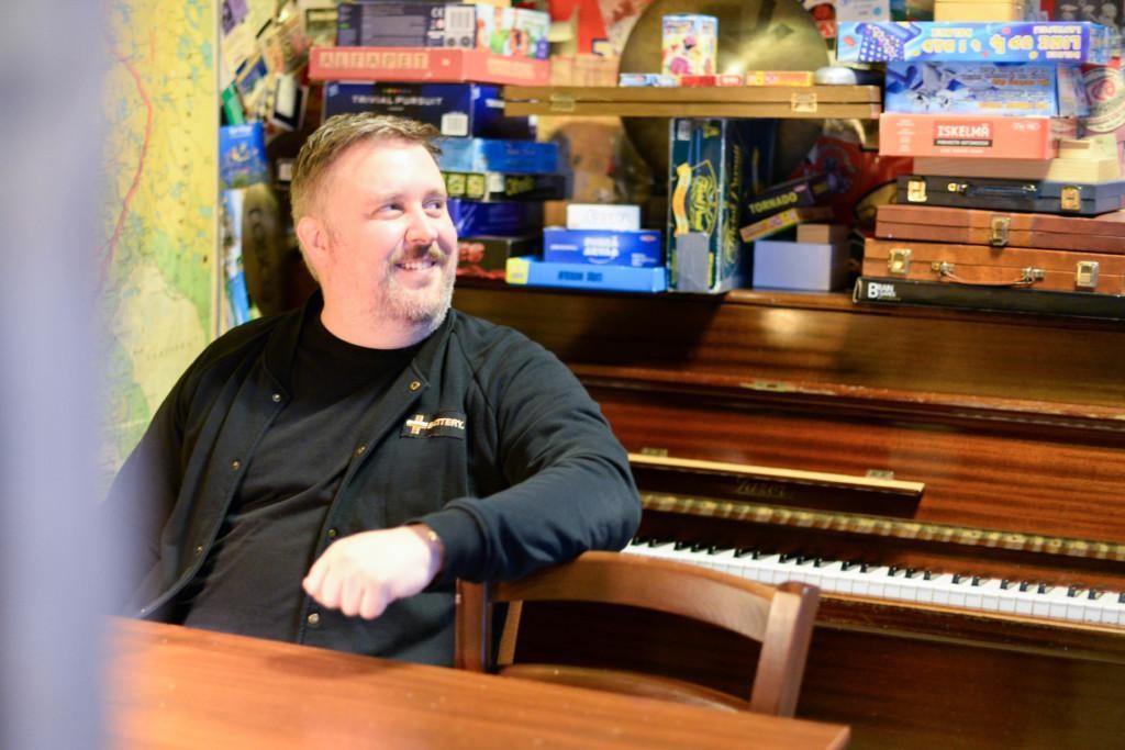 Baarimestari Tuomo Kuusisto kertoo, että Huhta Pubin pianoa on käynyt soittamassa myös moni julkisuudesta tuttu artisti.