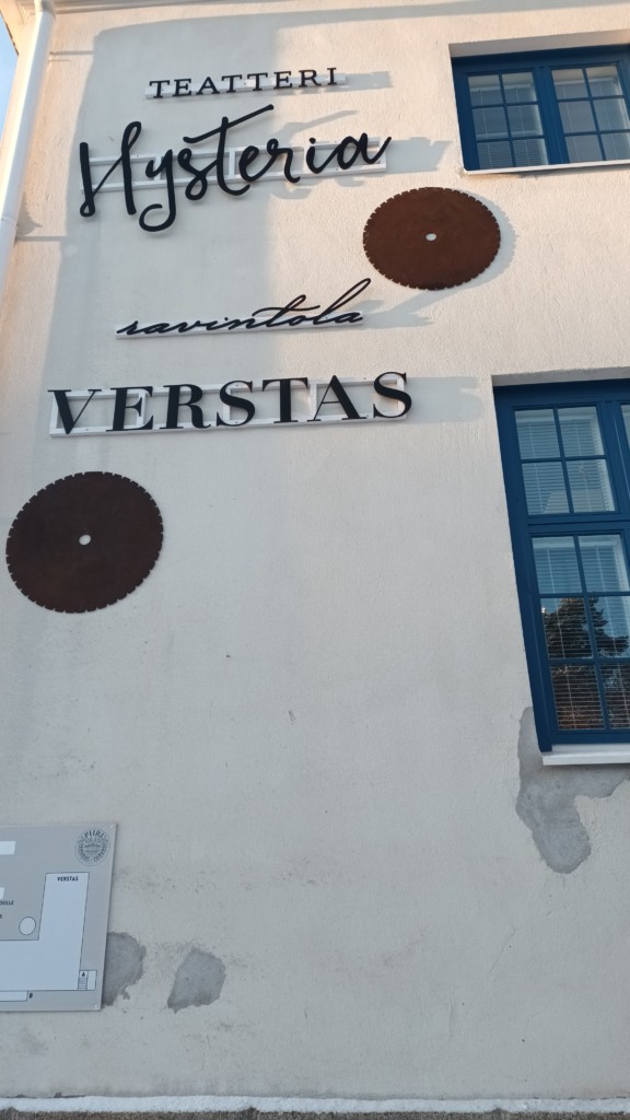 Teatteri Hysterian ja Ravintola Verstaan logot rakennuksen julkisivussa.
