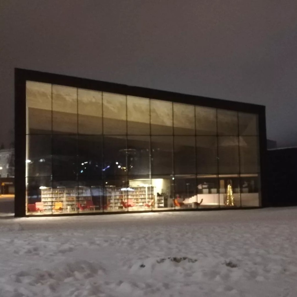 Seinäjoen Apila-kirjasto yöllä