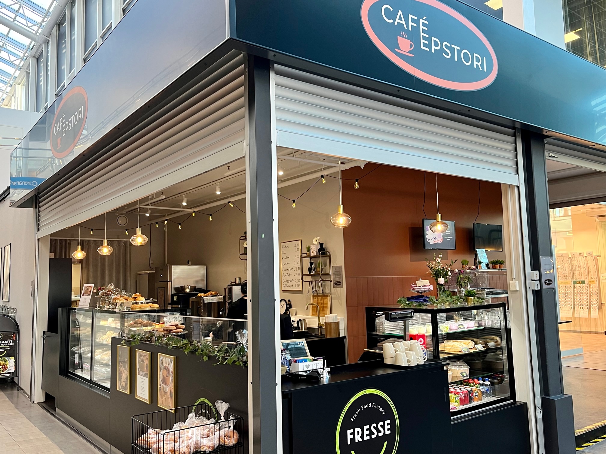 Cafe Esptori sijaitsee ostoskeskus Epstorin keskellä Seinäjoen keskustassa.