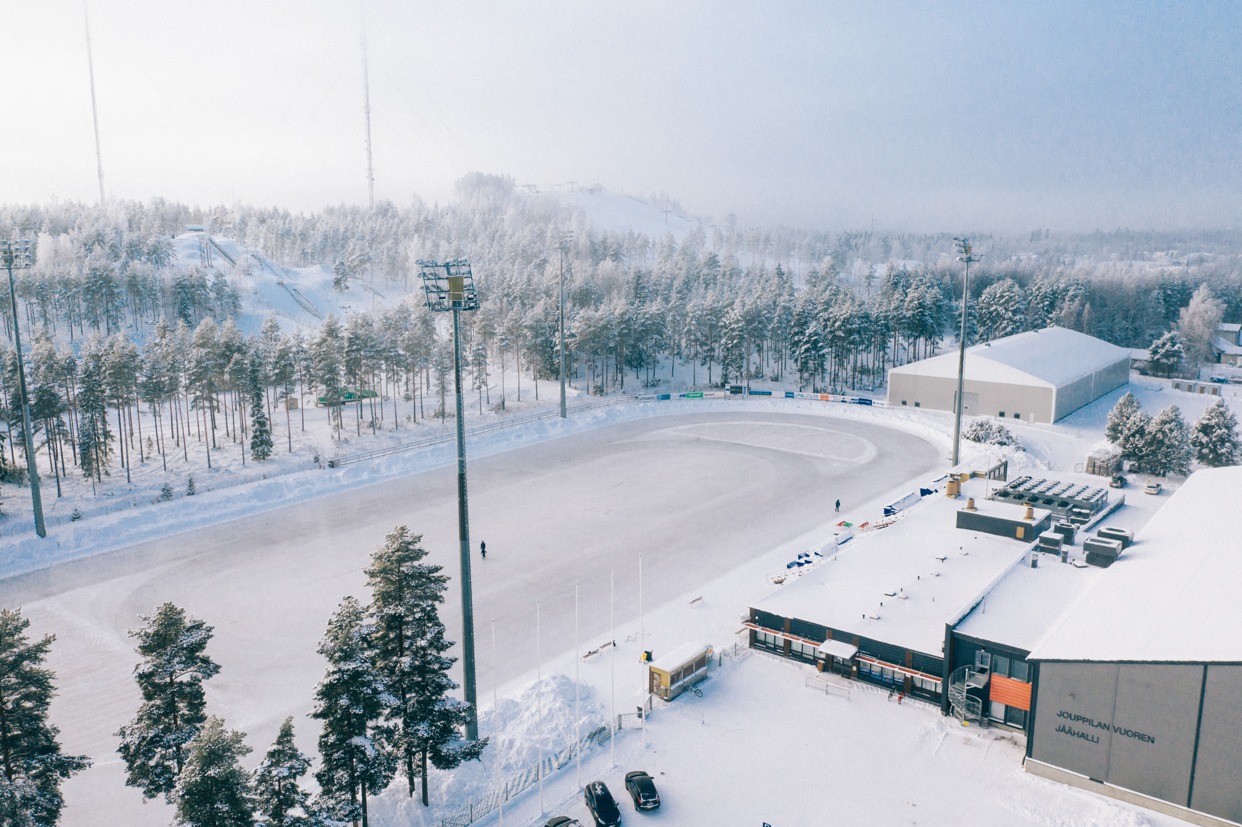 Seinäjoen jääurheilukeskuksen ulkoluistelurata, jossa kattava valaistus.