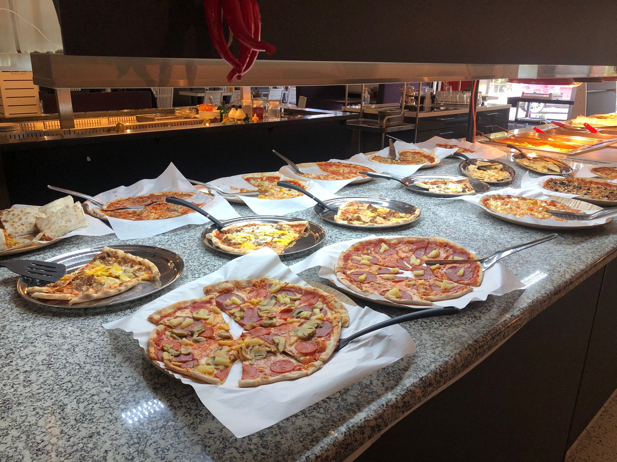 Kototien Pizzerian pizzabuffet sisältää huikean määrän erilaisia pizza-annoksia.