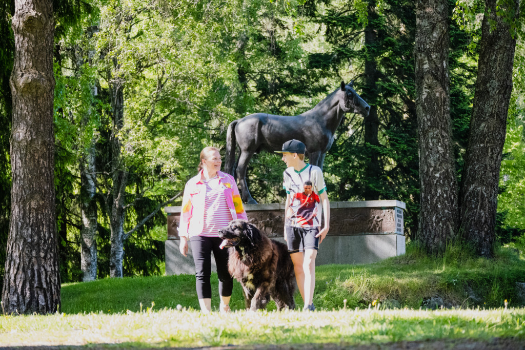 Äiti, poika ja koira Törnävällä Suomenhevonen patsaan juurella
