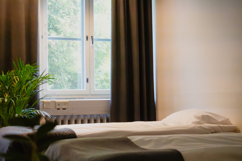 Hostelli Björkenheimin huone jossa on kaksi sänkyä ja näkymä vihertävään luontoon