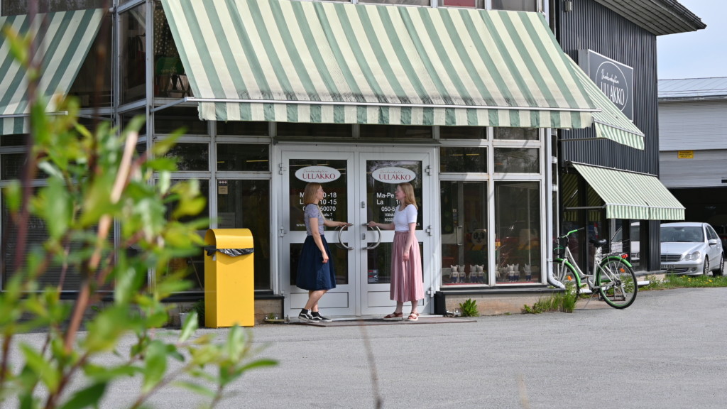 Kaksi naista menossa Vanhankylän Ullakon ovita sisään