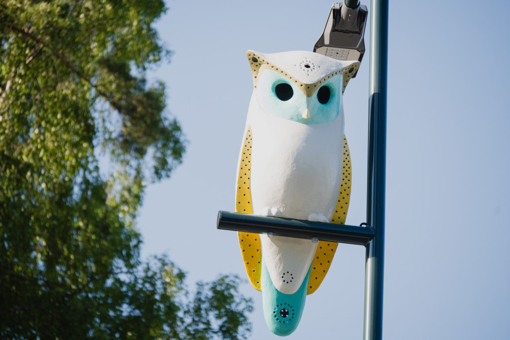 Pöllön näköinen patsas joka on myös lamppu, istuu Törnävällä sillan katulampun päällä