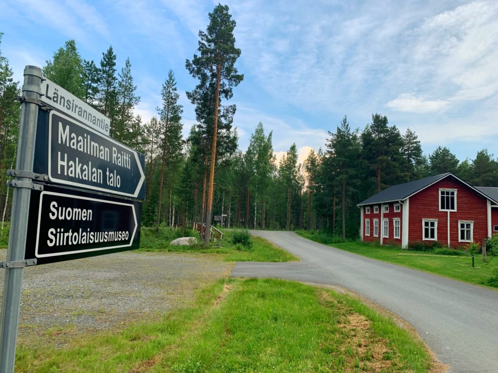 Viitat johdattavat maailmanraitille ja Suomen siirtolaismuseoon.