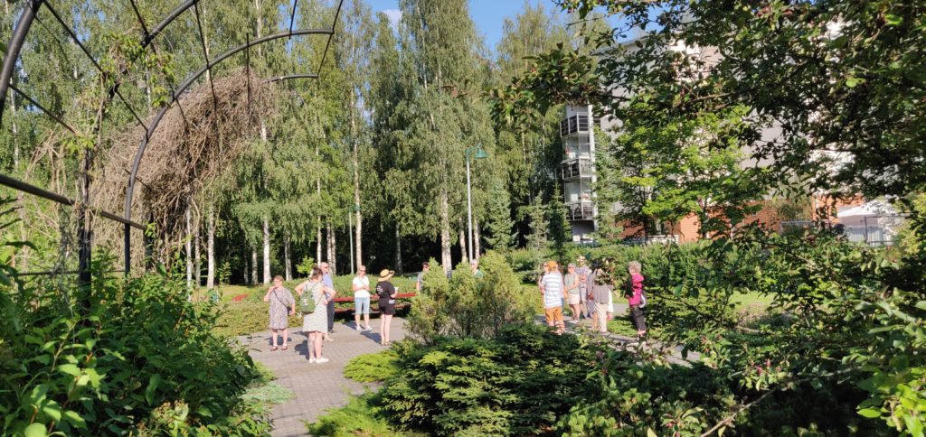 Seinäjoen oppaat opastavat Bjorkvistin puistossa.