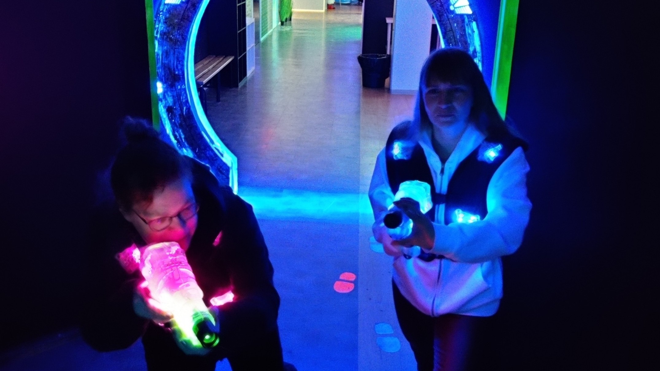Kaksi naista Megazonessa pelaamassa lasersotaa Megazone Seinäjoen tiloissa.
