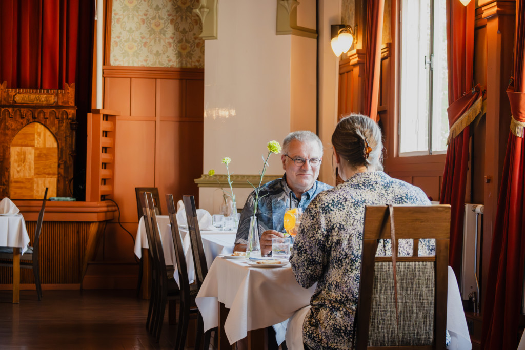Mies ja nainen syömässä Hotelli Alman Jugend tyylisessä ravintolasalissa