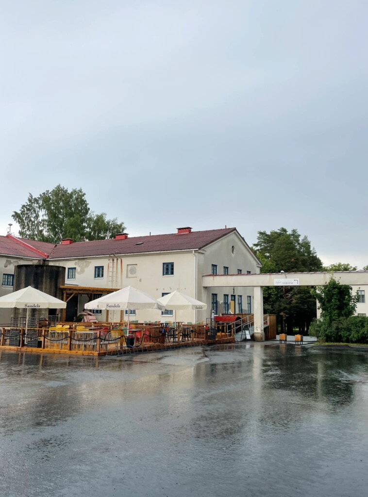 Ravintola Verstaan kesäterassi sateella Piirin alueella.