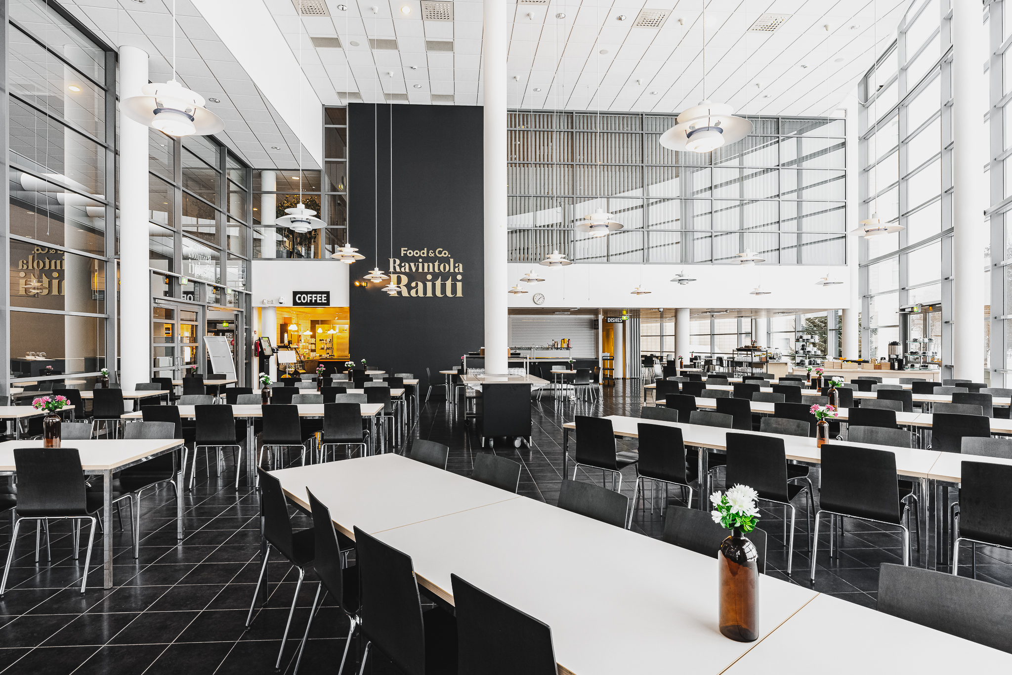 Ravintola Raitin pitkät pöydät ja avarat tilat tarjoavat mukavat puitteet ruokailijoille Seinäjoen Framilla.