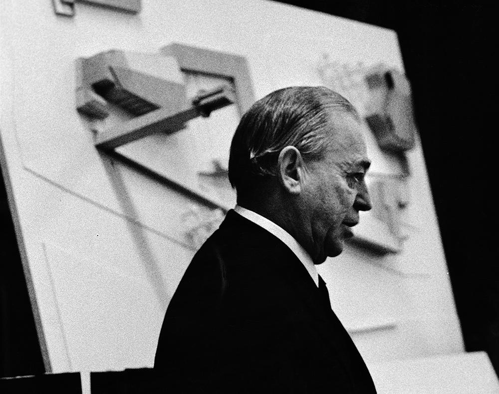 Alvar Aalto, mustavalkoinen kuva arkkitehdistä